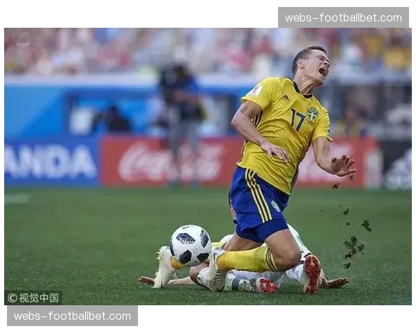 图卢兹vs里尔一役,VAR三次介入判罚,其中两次涉及越位线毫米级判定。 图卢兹vs里尔一役,VAR三次介入判罚,其中两次涉及越位线毫米级判定。