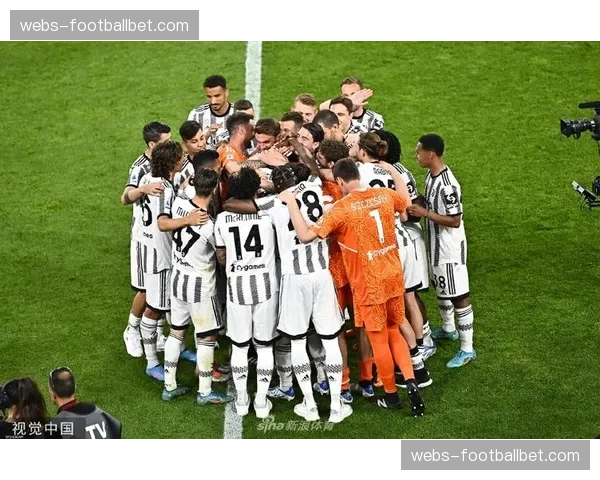 致敬传奇:雷恩主场赛前为功勋主帅举办简短纪念仪式